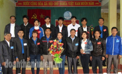Các đ/c lãnh đạo tặng hoa chúc mừng Ủy ban Hội LHTN Việt Nam xã Bảo Hưng ra mắt